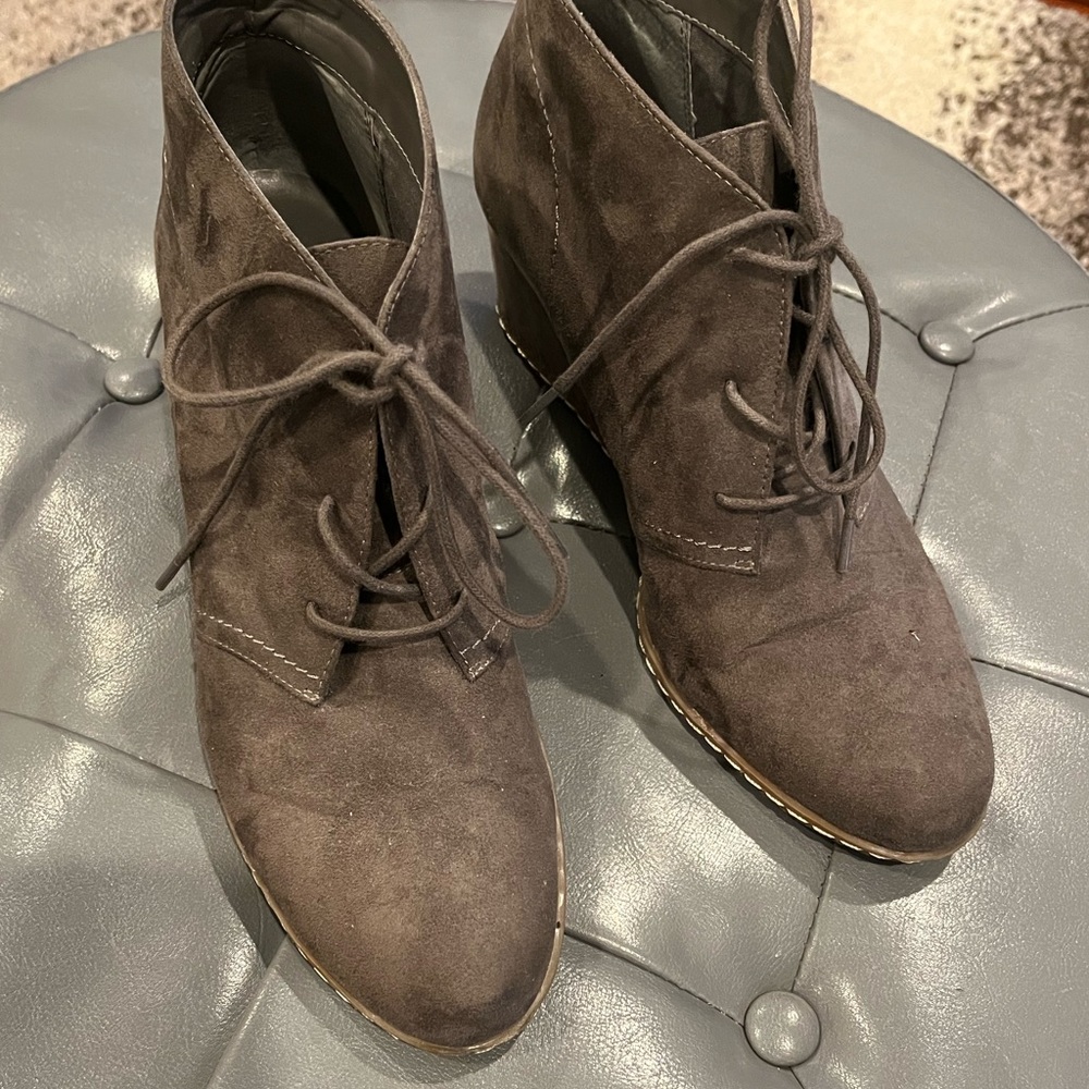 ⭐️ 3/$25 Franco Sarto Sz 10M Gray Suede Lace Up Wedge Ankle Boot